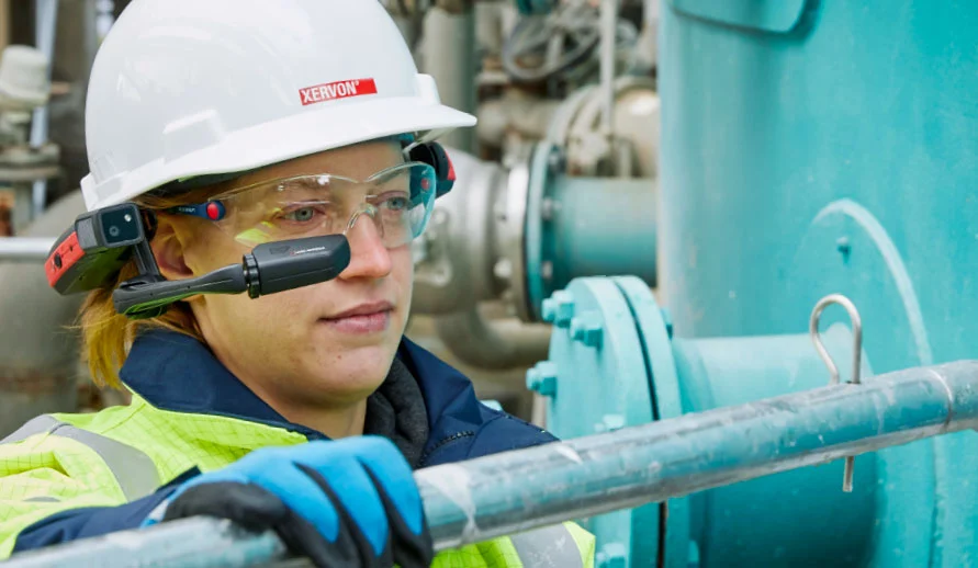 Mitarbeiterin benutzt Smart Glasses im Industriepark