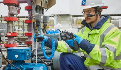 Mitarbeiter führt Condition Monitoring durch